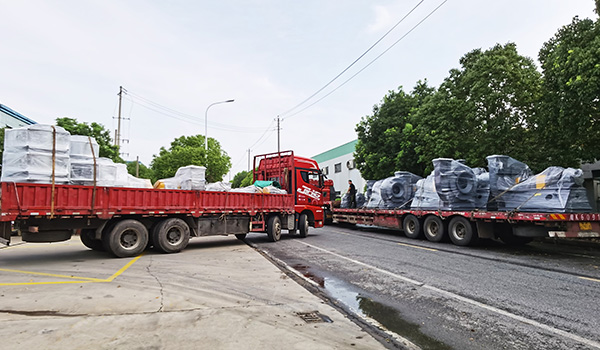 右車12臺(tái)熔噴線產(chǎn)線高壓離心風(fēng)機(jī)，左車11臺(tái)烘箱產(chǎn)線高溫插入式離心風(fēng)機(jī)